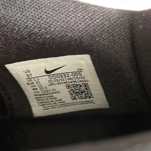 Nike Boys size 3 Kyrie Infinity Black and silver sneakers. - Picture 5 of 8